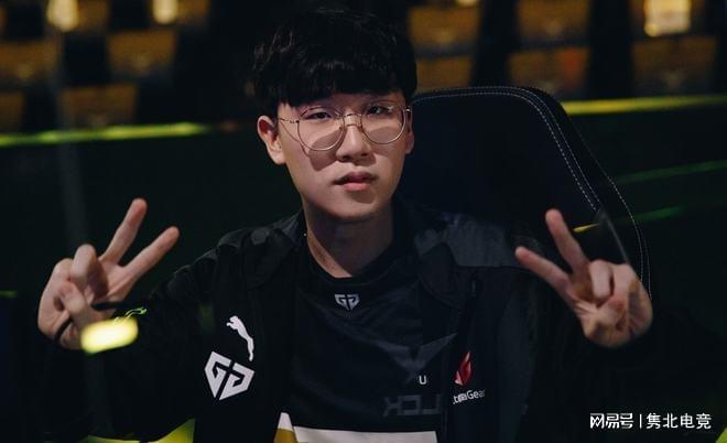 默地坐在他 默地坐在他